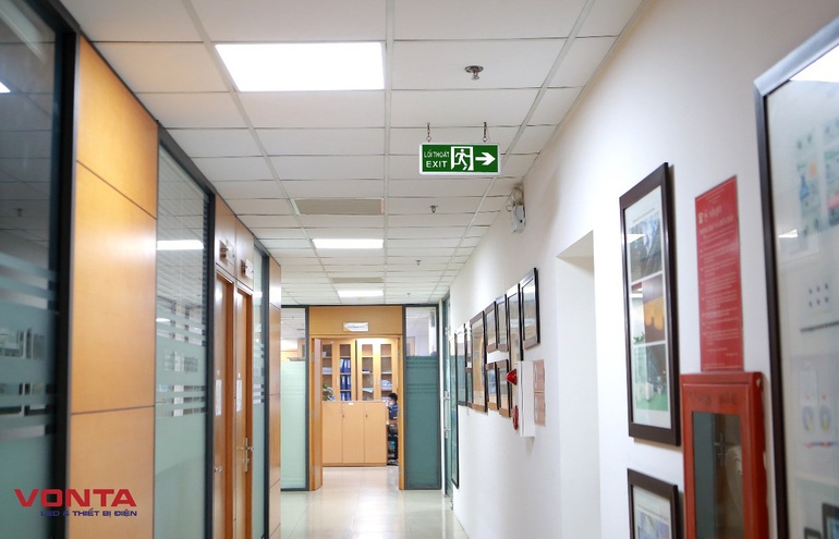 Vì sao đèn EXIT VONTA là lựa chọn hàng đầu cho chỉ dẫn an toàn tại các công trình?